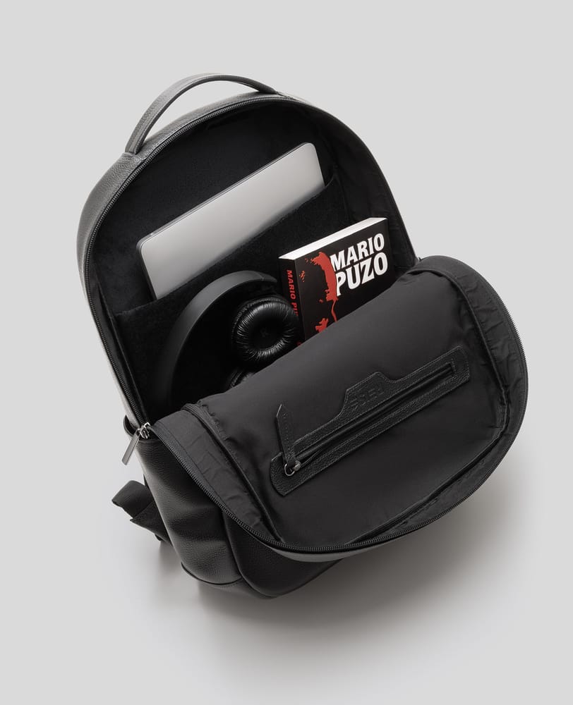 Kit Munich Couro Mochila e Necessaire aberta com itens dentro