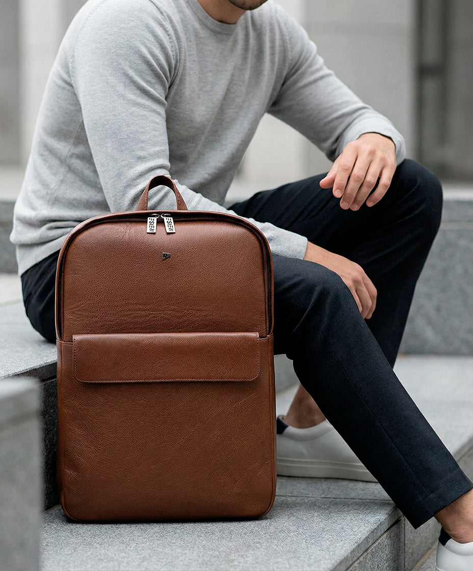 Mochila de Couro Manhattan Marrom com Modelo do Lado