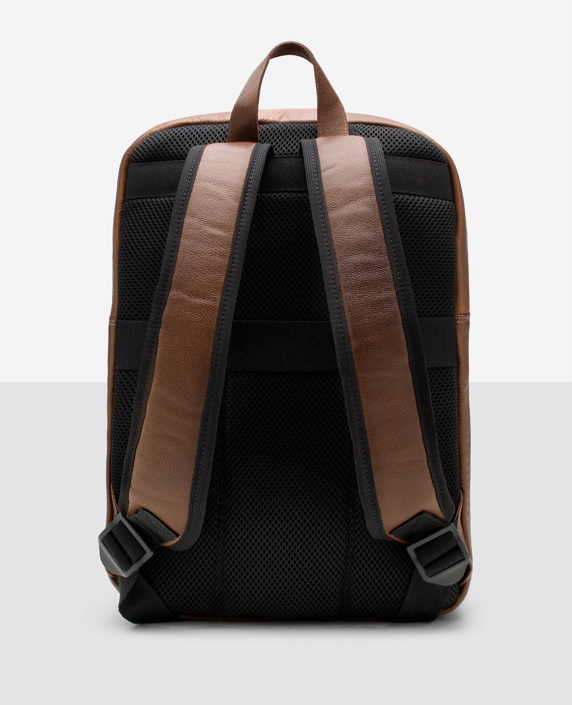 Mochila couro Manhattan marrom vista traseira com alcas