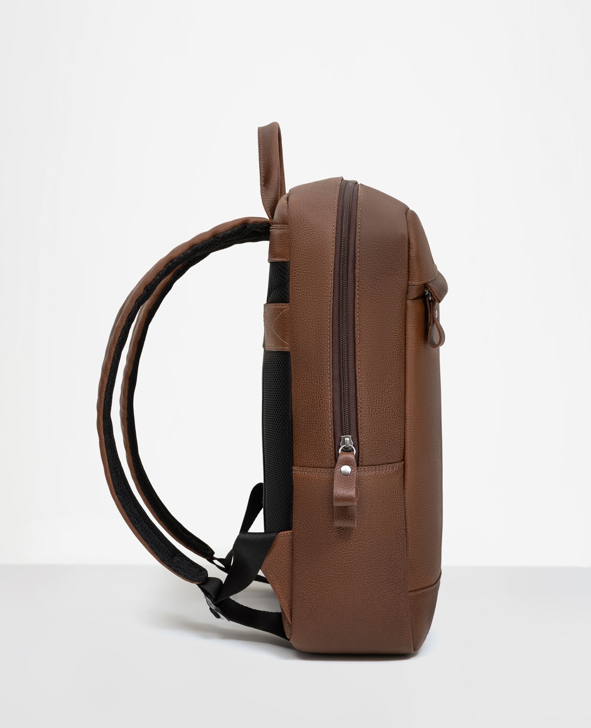 Mochila couro marrom e Minimal vista lateral