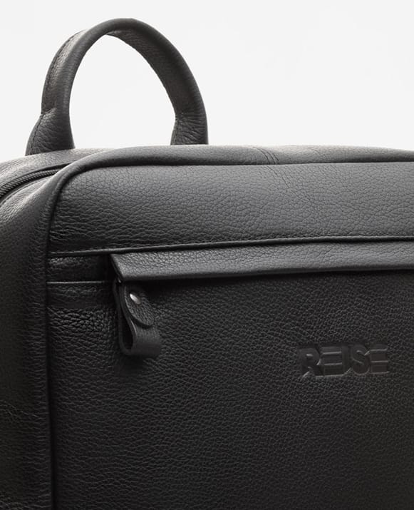 Mochila de couro preta Minimal detalhe
