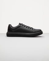 Tênis casual all black RS6 Reise em couro nobre vista 3/4