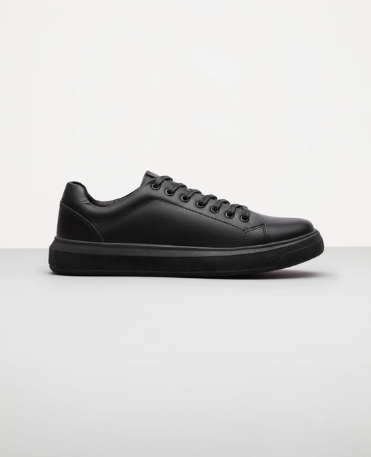 Tênis casual all black RS6 Reise em couro nobre vista 3/4