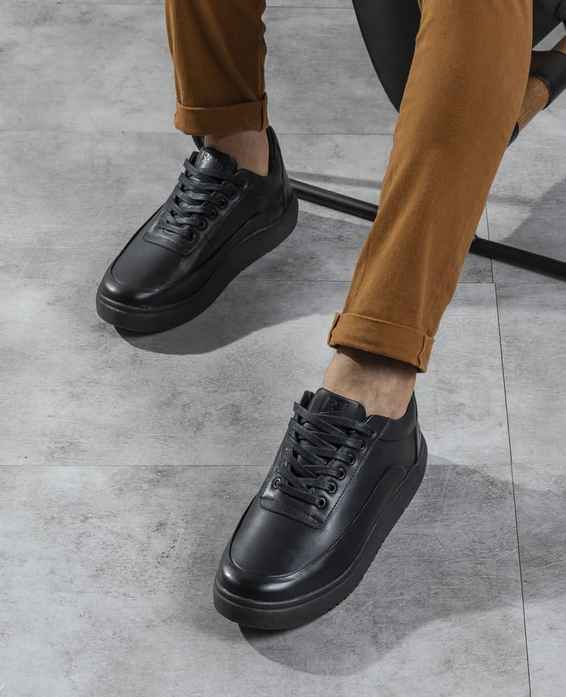 Tenis casual all black RS7 no pe em look masculino