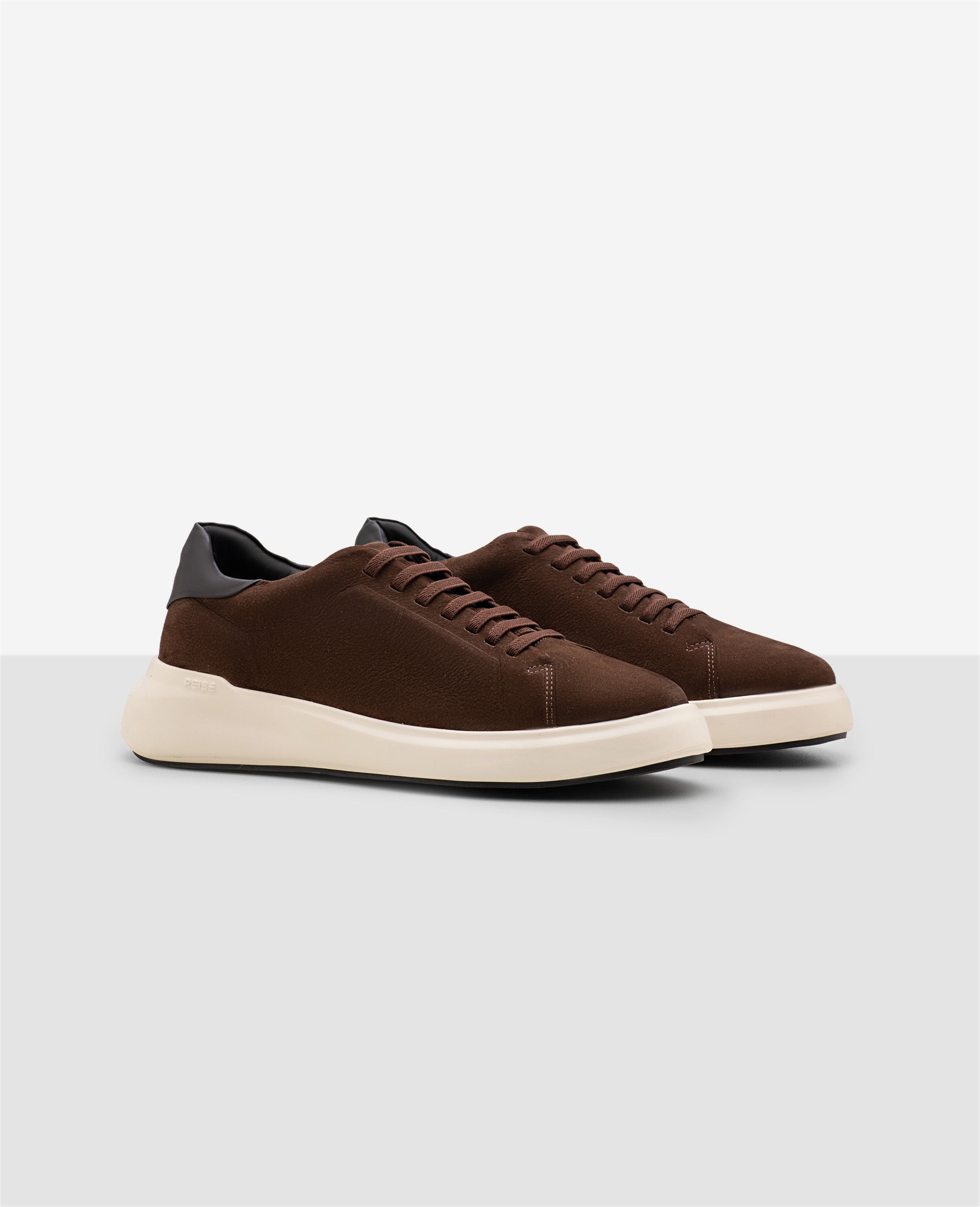 Tenis casual nobuck marrom RS6 GT vista lateral externa