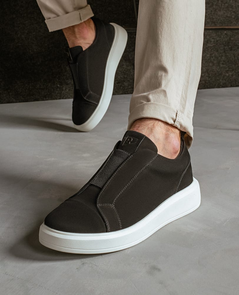 Tenis casual nobuck preto Macan e no pe em look masculino