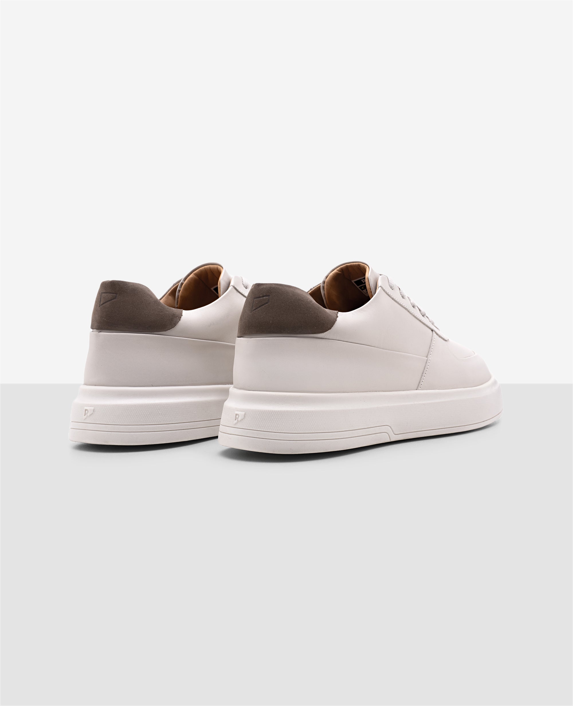 Tenis Casual Off White RS7 Avant Vista traseira