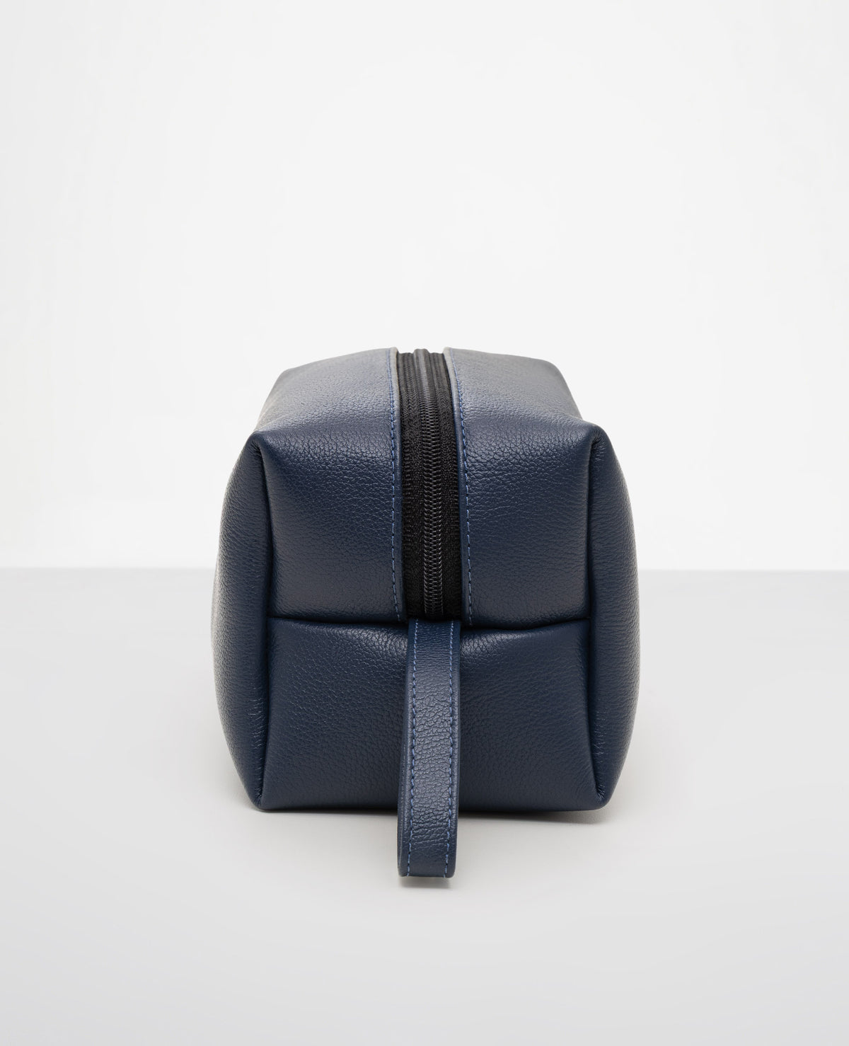 Vista lateral da Necessaire Ambition Azul Marinho, com alça de mão