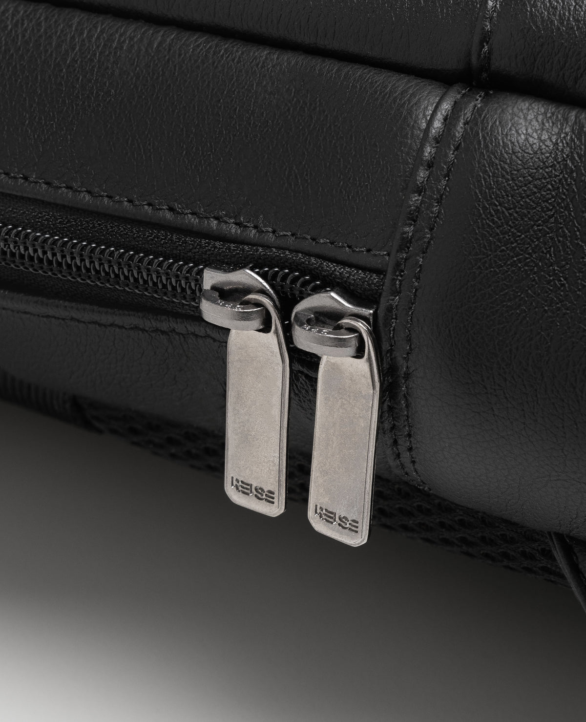 Kit Ambition Couro Preto | Mochila + Necessaire