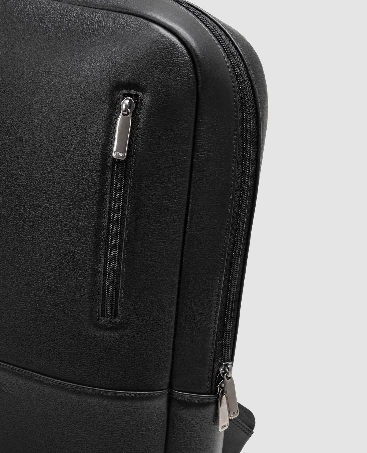 Detalhe do bolso frontal vertical da Mochila Ambition preta