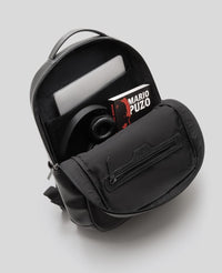 Kit Munich Couro Mochila e Necessaire aberta com itens dentro