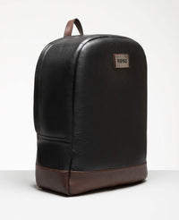 Mochila anti furto de couro preta vista frontal