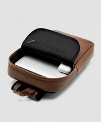 Mochila de Couro Manhattan Marrom Compartimento com itens dentro