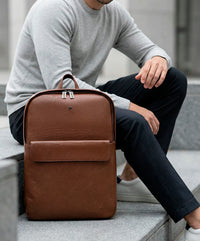 Mochila de Couro Manhattan Marrom com Modelo do Lado
