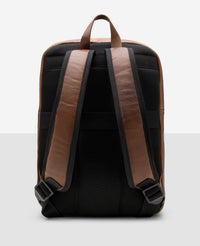 Mochila couro Manhattan marrom vista traseira com alcas