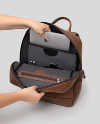 Mochila couro marrom e Minimal aberta