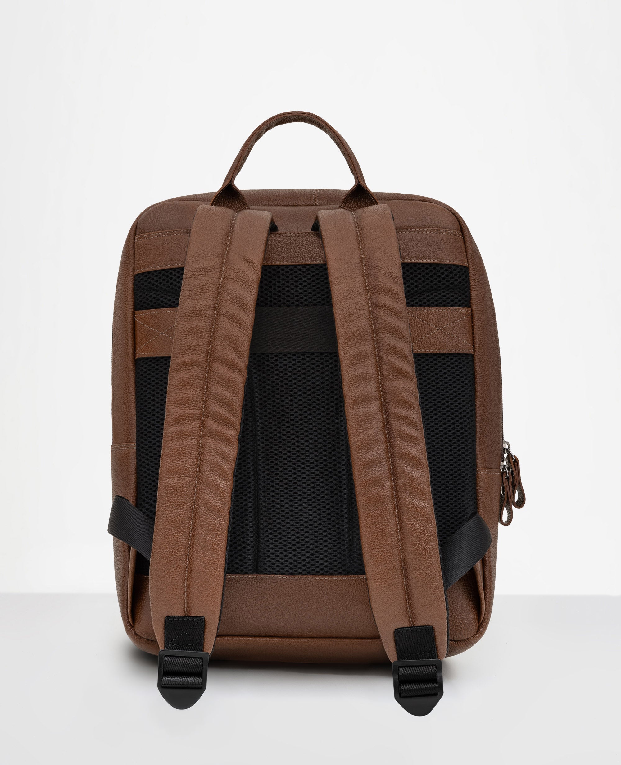 Mochila couro marrom e Minimal vista traseira com alcas
