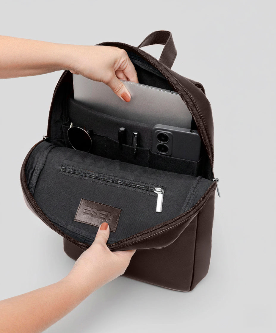 Mochila Slim de Couro Marrom NYC compartimento com itens