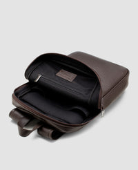 Mochila slim couro marrom e NYC aberta mostrando compartimento