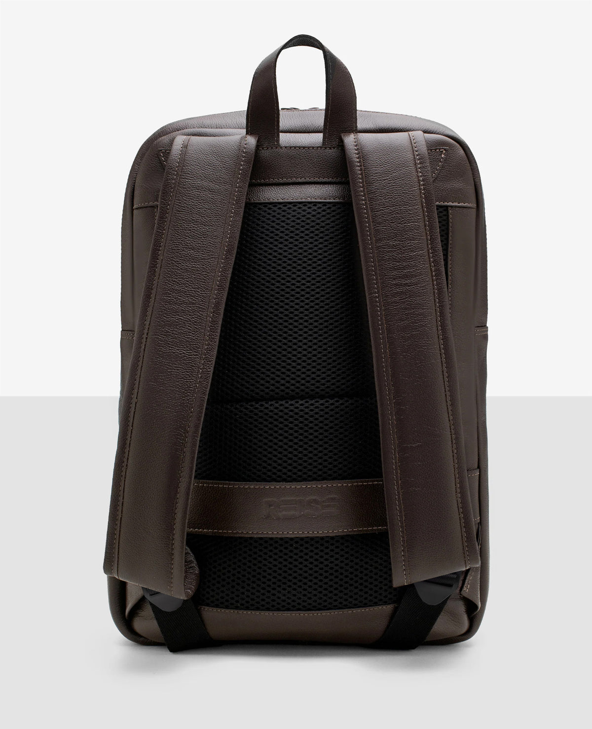 Mochila slim couro marrom e New York vista traseira com alcas