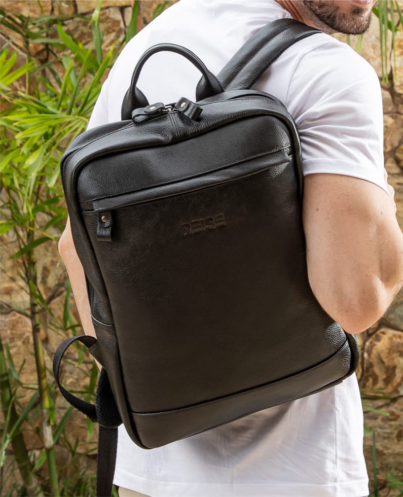 Mochila de couro preta Minimal no corpo em look masculino