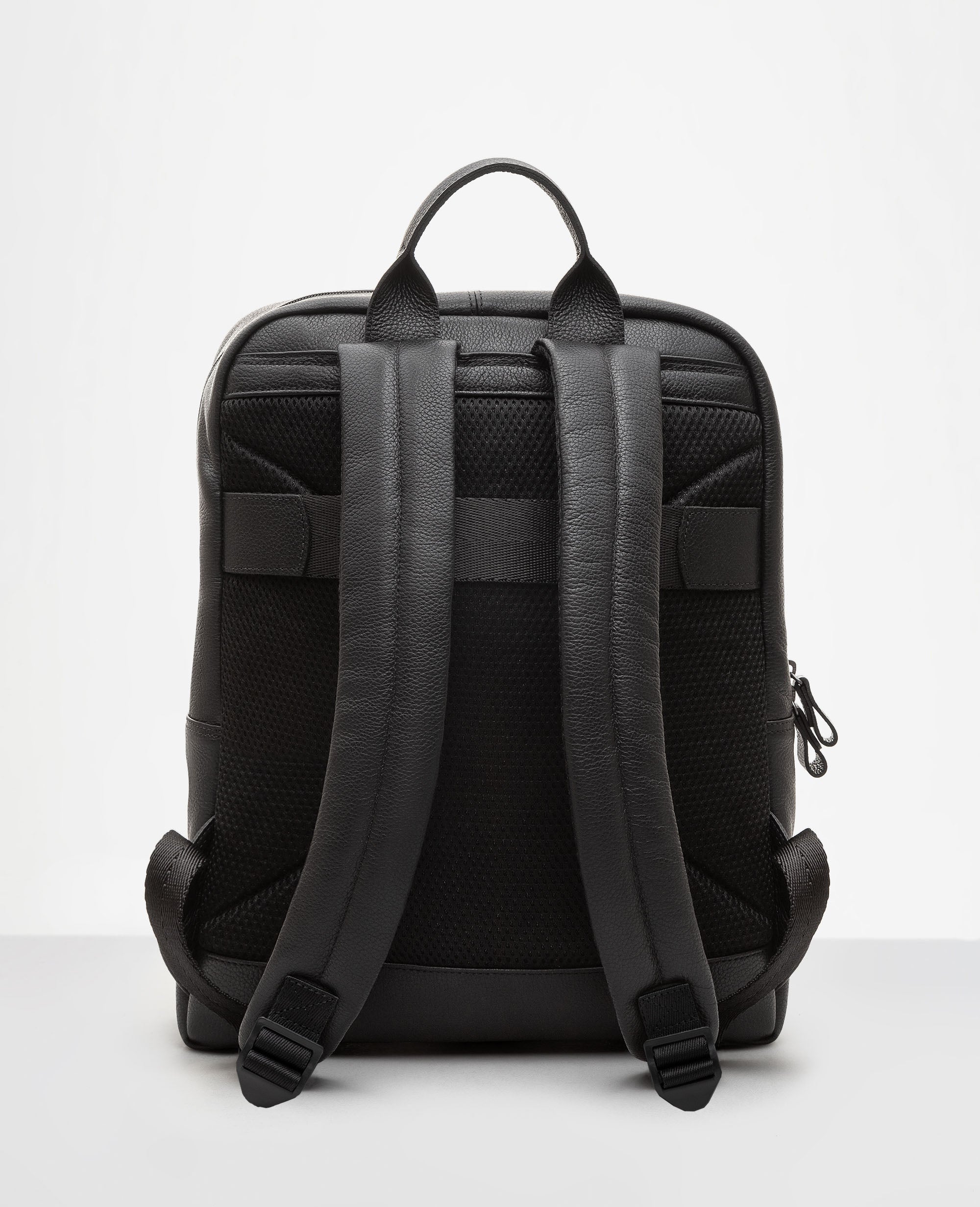 Mochila de couro preta Minimal vista traseira com alcas
