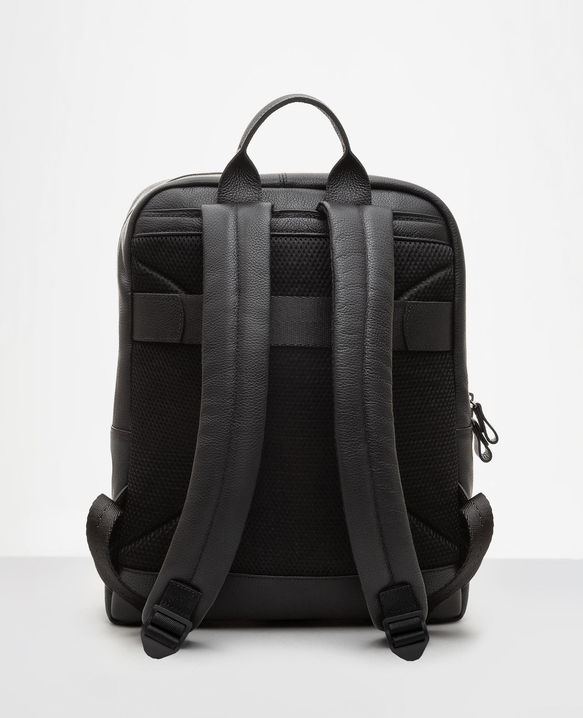 Mochila de couro preta Minimal vista traseira com alcas

