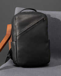 Mochila de couro preta Munich detalhe do bolso frontal