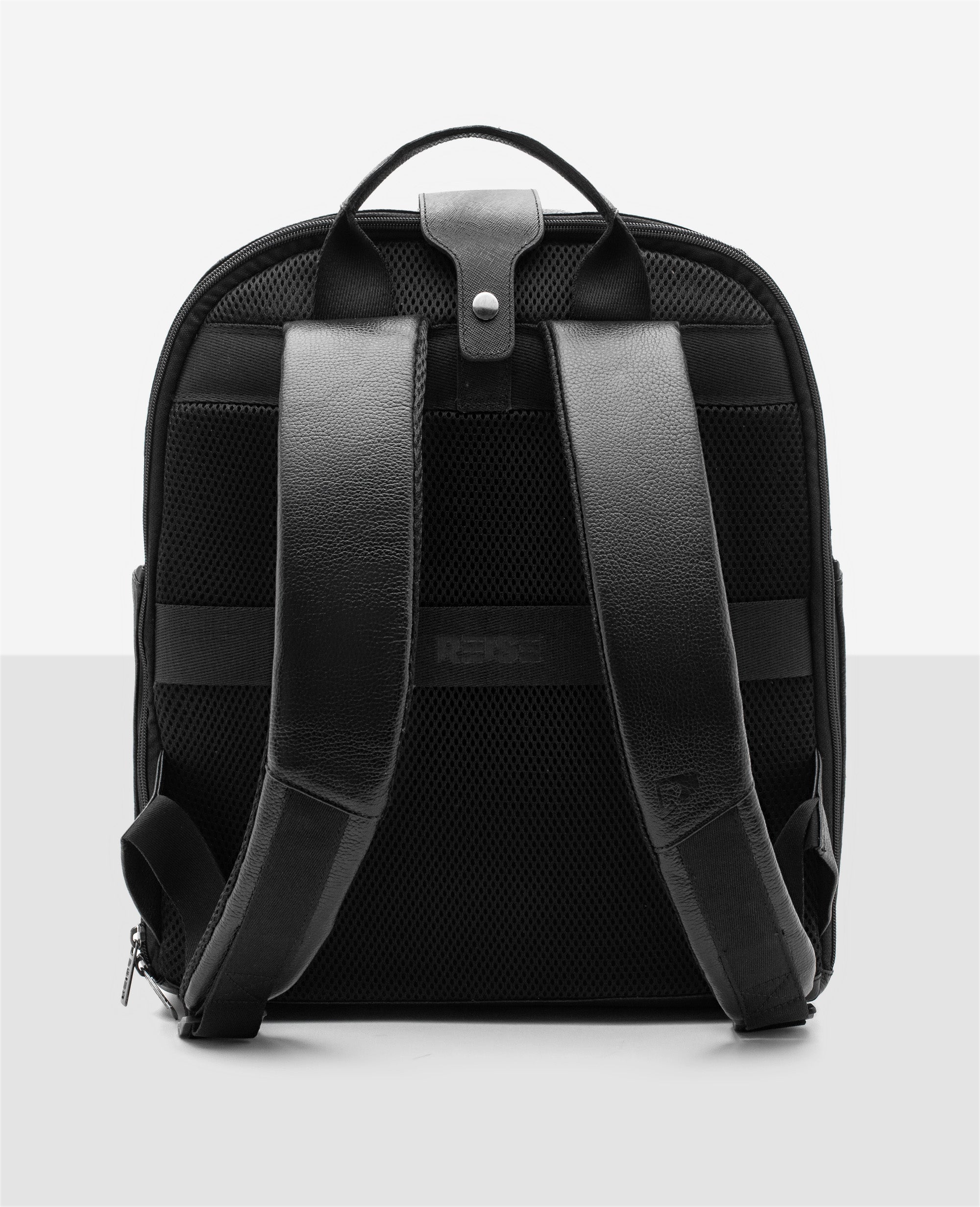 Mochila de couro preta Stuttgart vista traseira com alcas