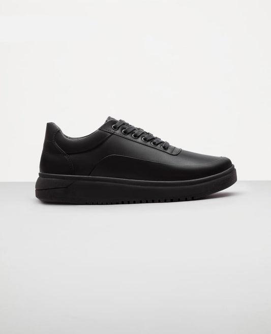 Tenis casual all black RS7 Reise em couro nobre vista 3/4