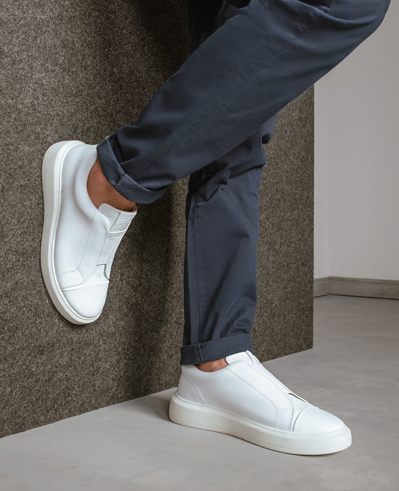 Tenis casual branco Macan no pe em look masculino