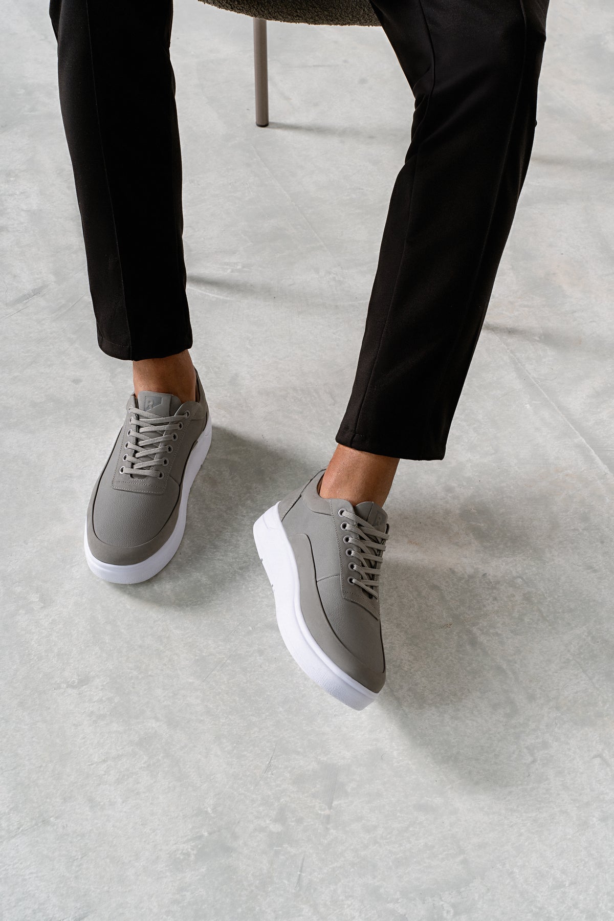 Tenis casual cinza RS7 no pe em look masculino