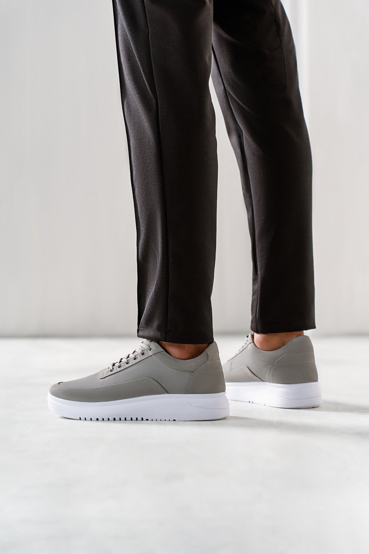 Tenis casual cinza RS7 no pe em look masculino calcanhar
