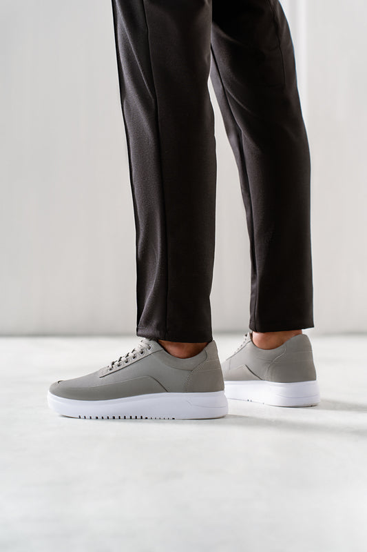 Tenis casual cinza RS7 no pe em look masculino calcanhar