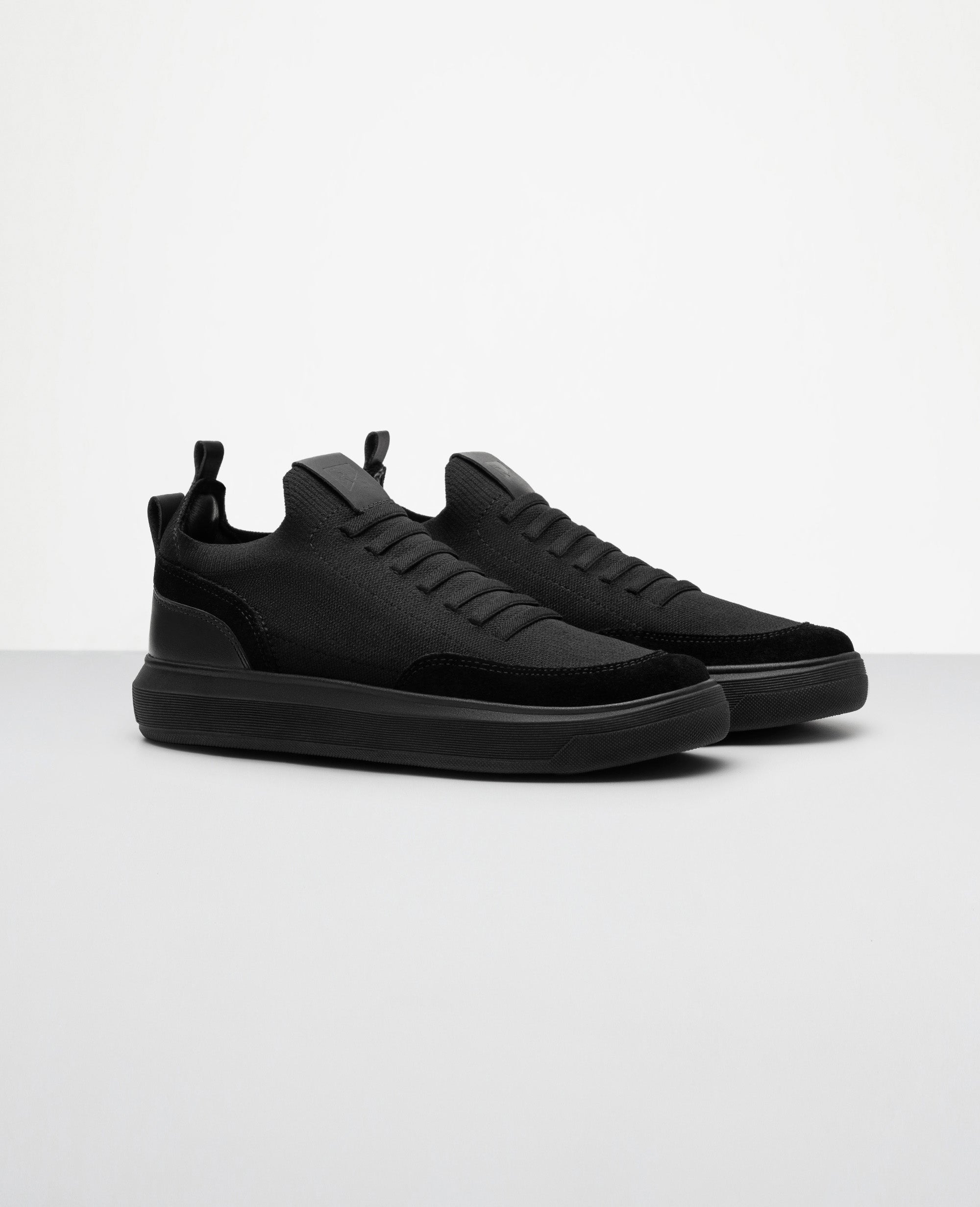 Tenis casual knit all black vista lateral externa