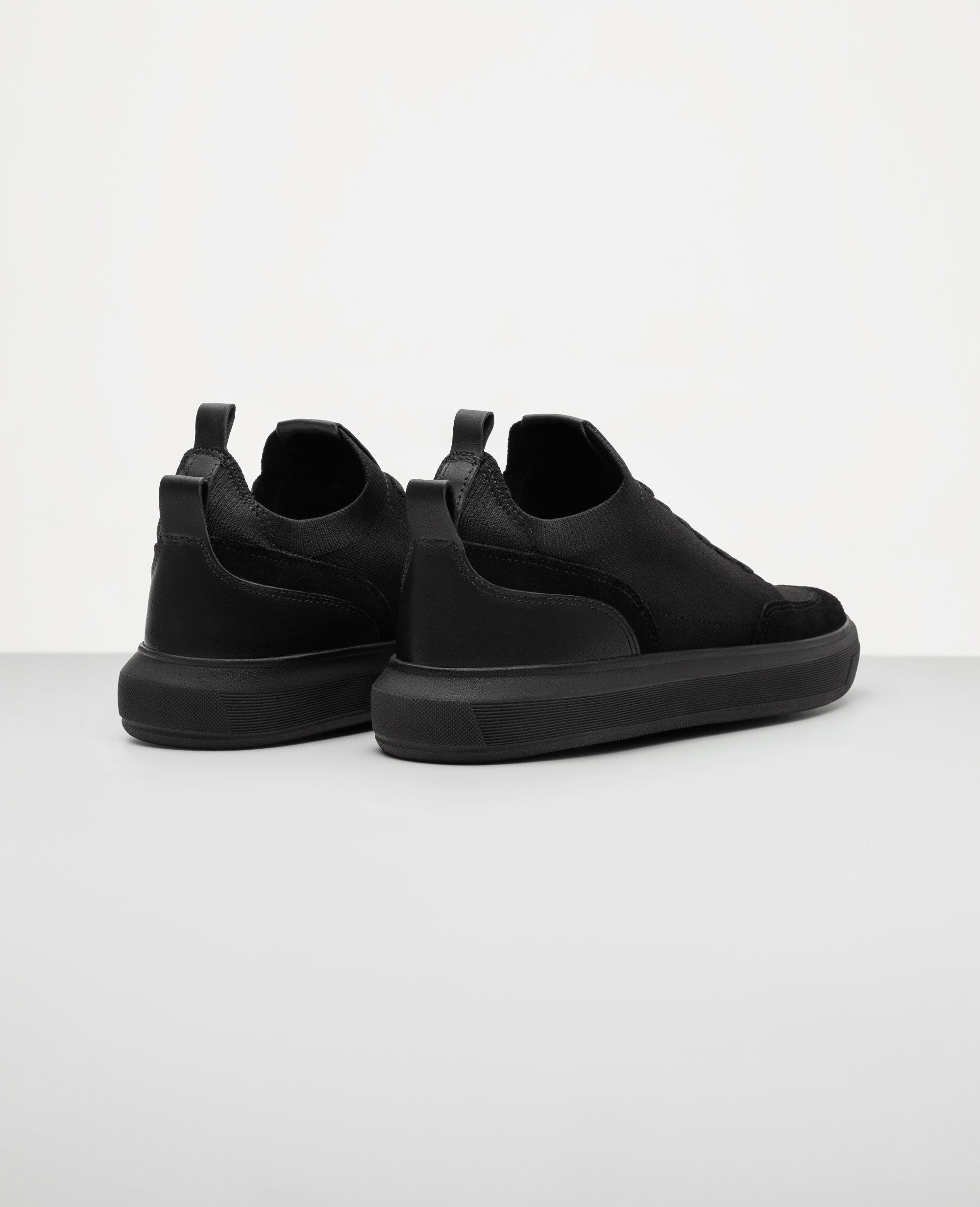 Tenis casual knit all black vista traseira do calcanhar