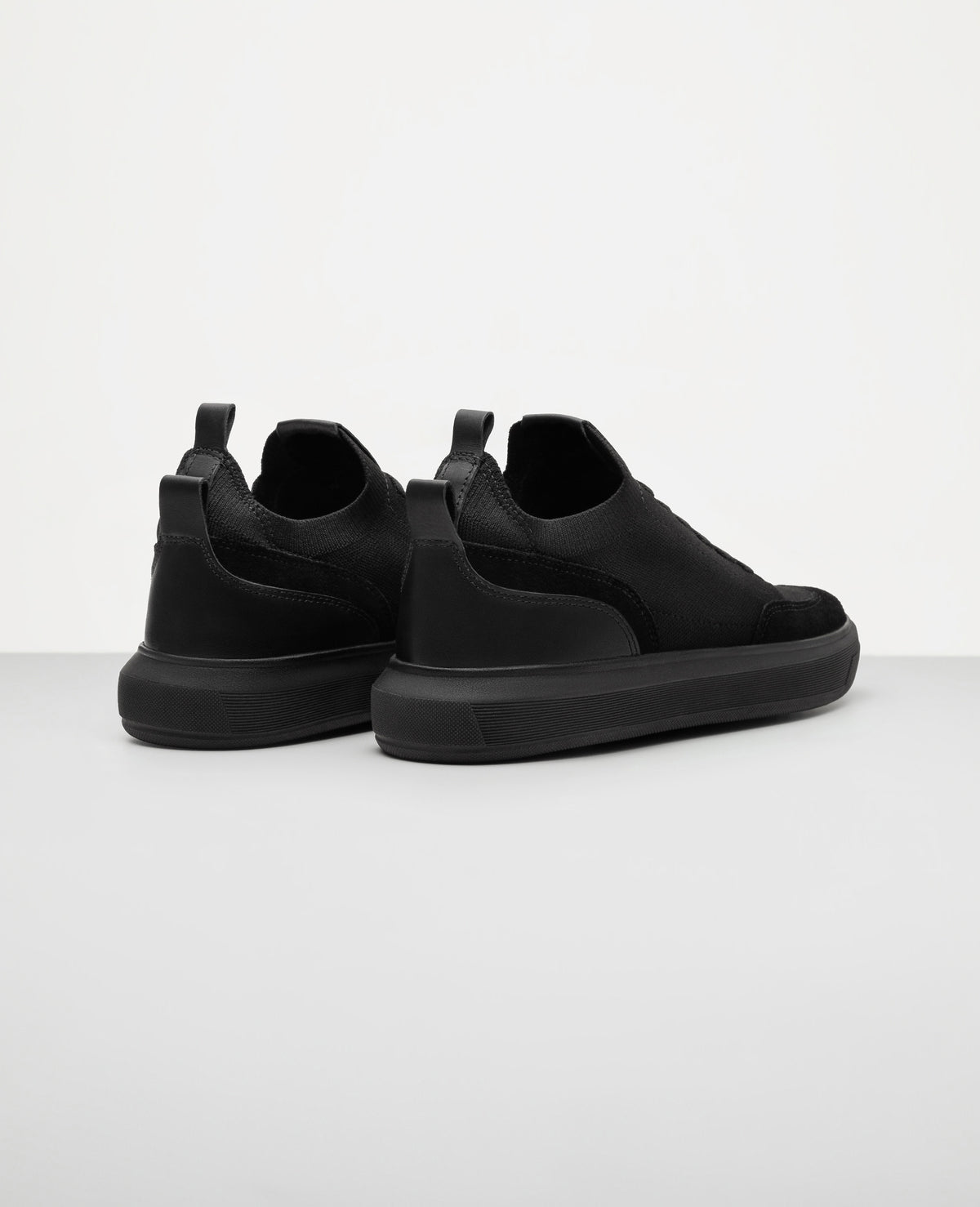 Tenis casual knit all black vista traseira do calcanhar
