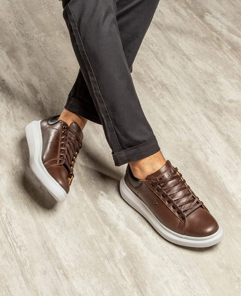 Tênis casual marrom RS3 no pé em look casual masculino