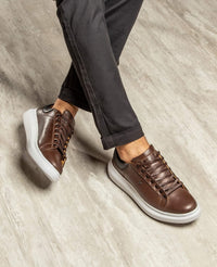Tênis casual marrom RS3 no pé em look casual masculino
