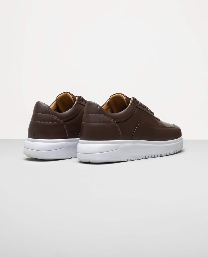 Tenis casual marrom RS7 vista traseira do calcanhar