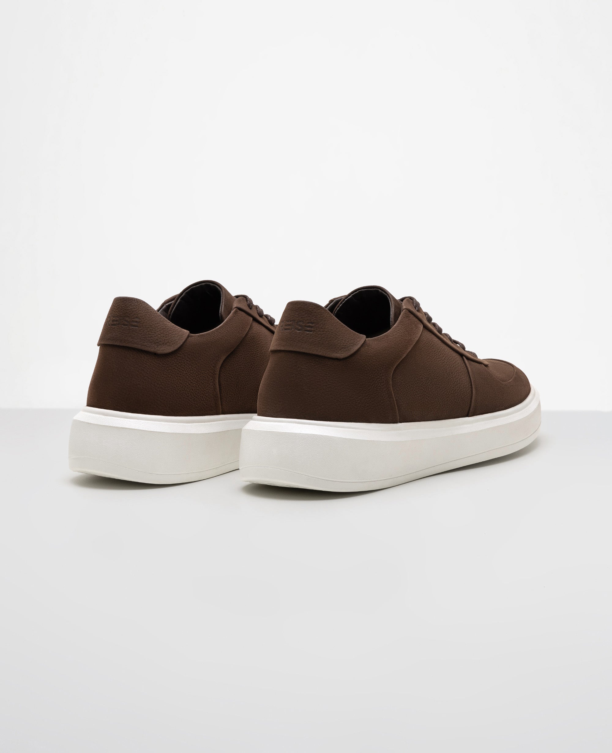 Tenis casual nobuck marrom 911 vista traseira do calcanhar