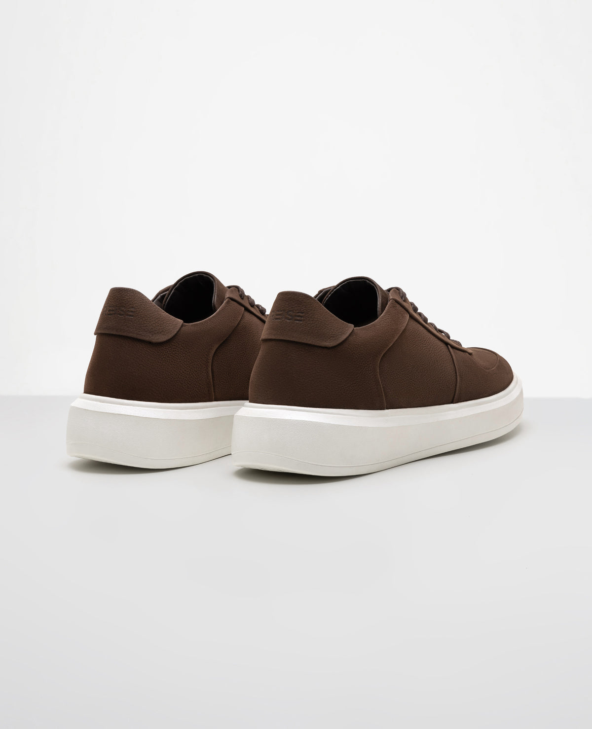 Tenis casual nobuck marrom 911 vista traseira do calcanhar