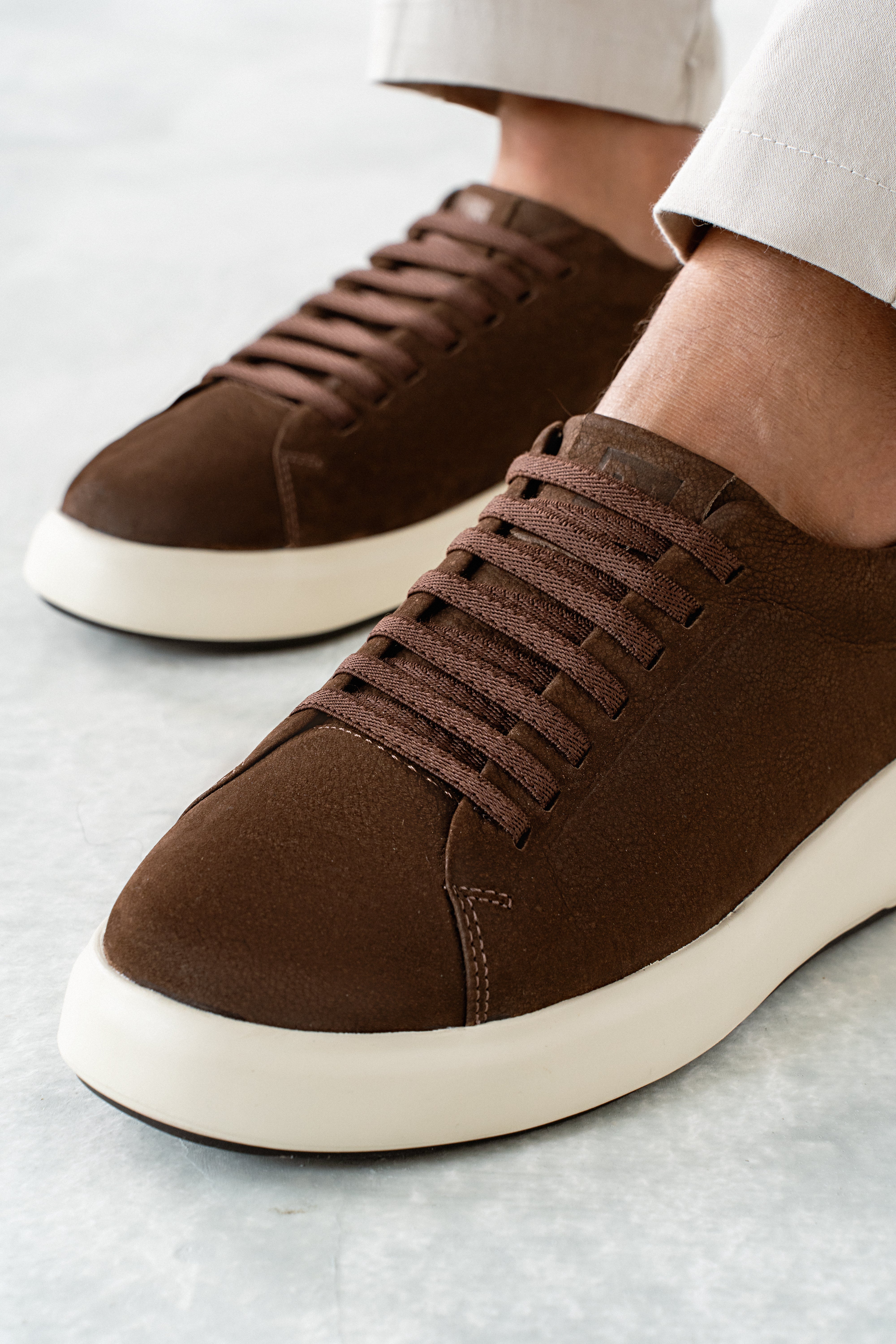 Tenis Casual Nobuck Marrom RS6 GT No pe detalhes