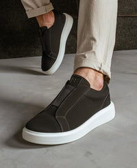 Tenis casual nobuck preto Macan e no pe em look masculino