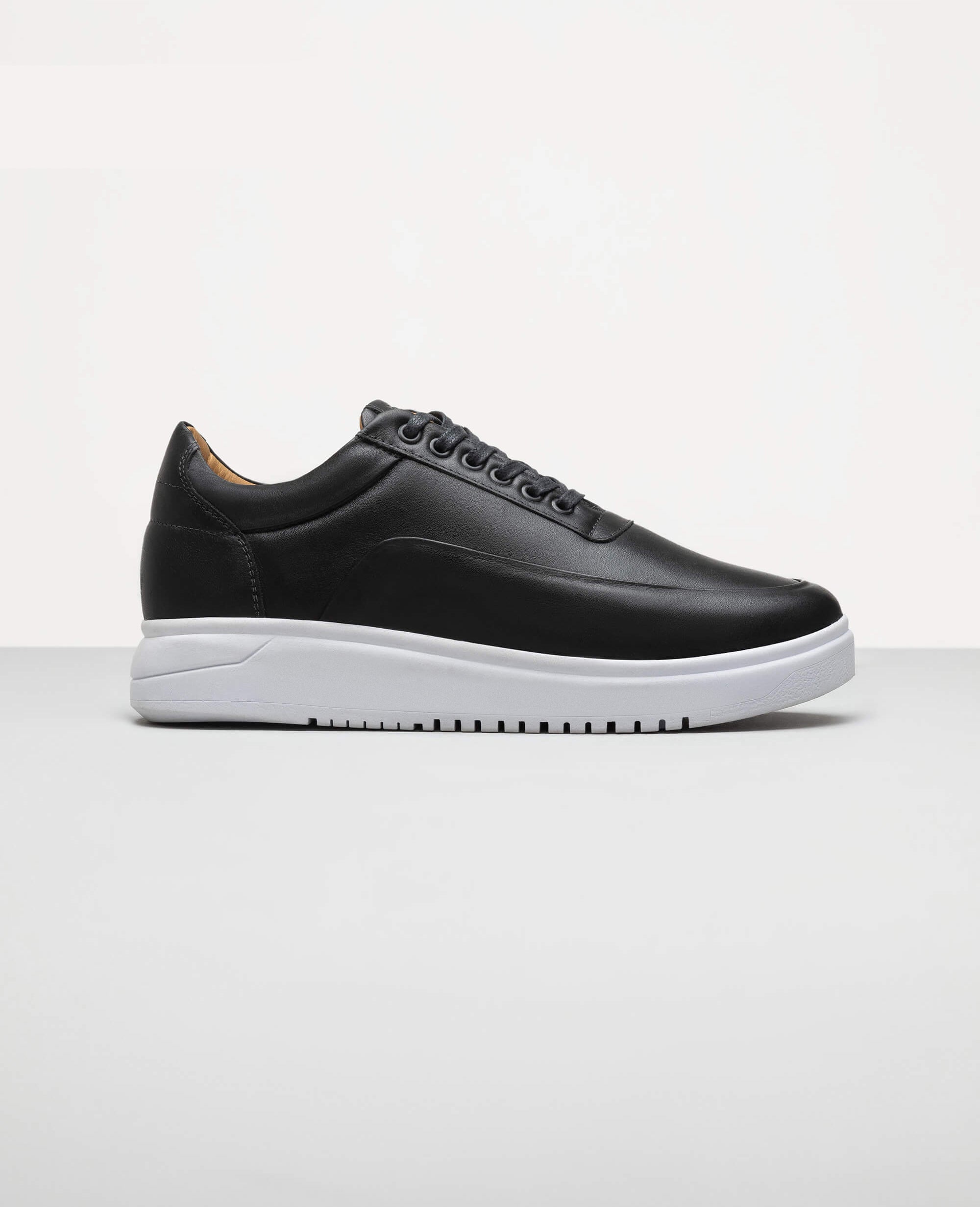 Tenis casual preto RS7 Reise em couro nobre vista 3/4