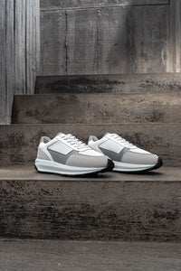 Tenis de Couro Branco 911 Carrera Lateral na Escada