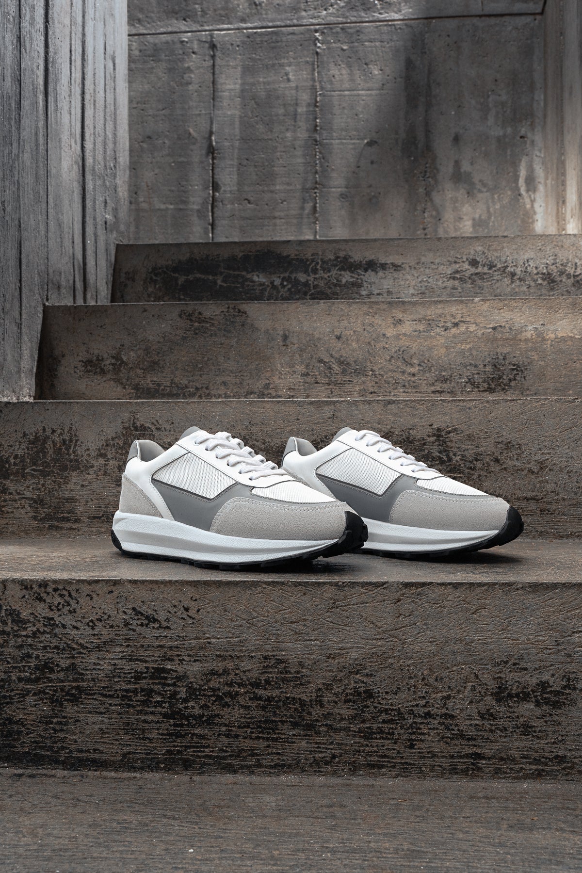 Tenis de Couro Branco 911 Carrera Lateral na Escada
