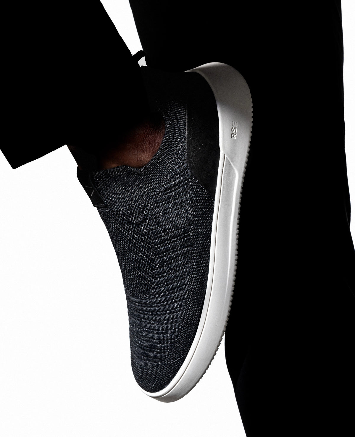 Tênis RS Knit Ambition Preto em uso