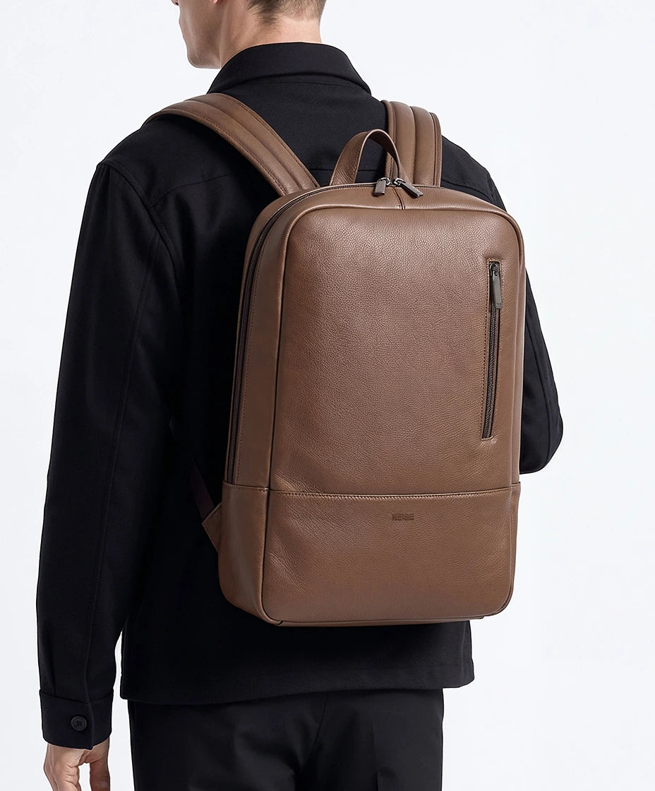 Mochila Ambition marrom em uso, vista de costas