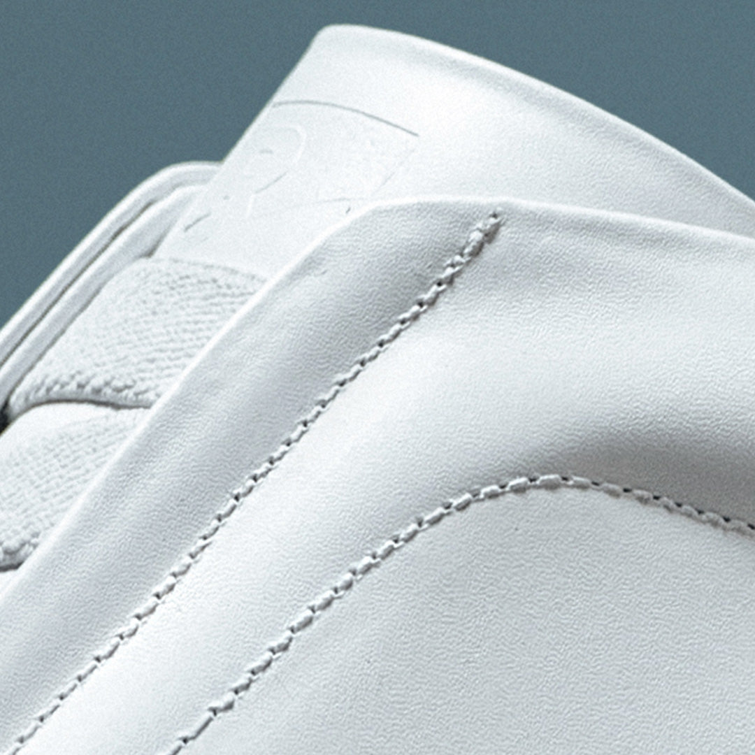 Detalhe das costuras e dos cadarços do RS7 GT branco.